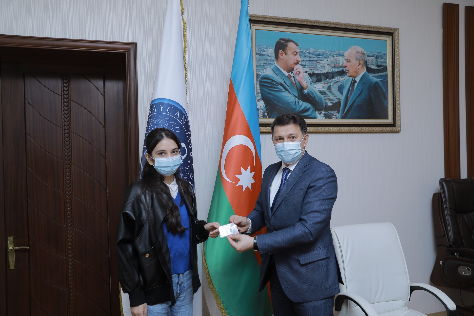 Rektor Polad Həşimovun tələbə qızını qəbul etdi - FOTOLAR