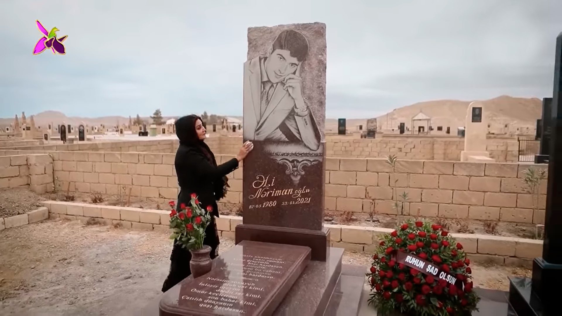 Oğlunun qəbrini ziyarət edən Nazpəri Dostəliyeva hər kəsi kövrəltdi - VİDEO