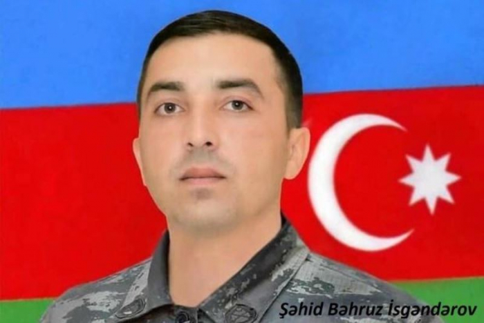 Azərbaycan bayrağını dəyişmək istəyərkən yerə yıxılan şəhidin qardaşı vəfat etdi