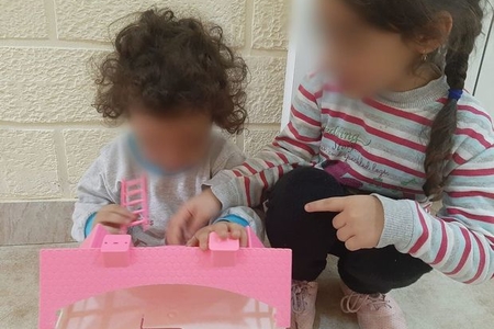 Bakıda sığınacağa atılan iki bacının dialoqu: “Atamdan çox küsmüşəm”