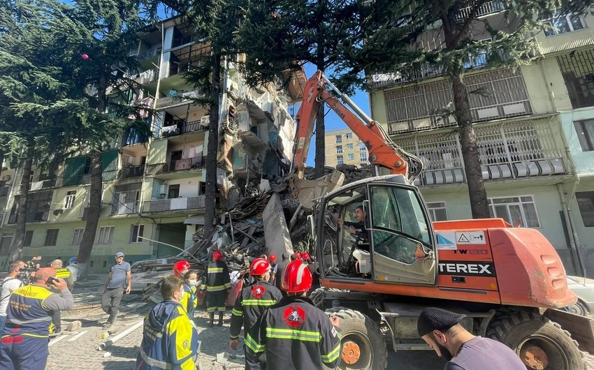 Batumidə yaşayış binasının çökməsinin səbəbi açıqlandı: 3 nəfər saxlanıldı