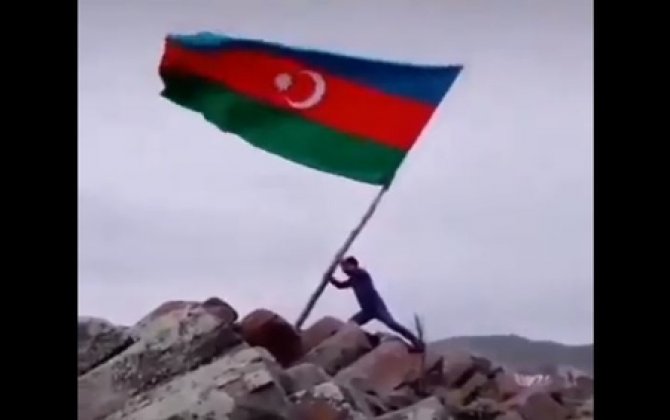 Tehrana etiraz olaraq İrandakı dağa Azərbaycan bayrağı sancıldı - VİDEO