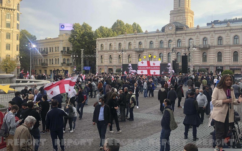 Tbilisidə Saakaşviliyə azadlıq tələbi ilə keçirilən kütləvi mitinq başa çatdı