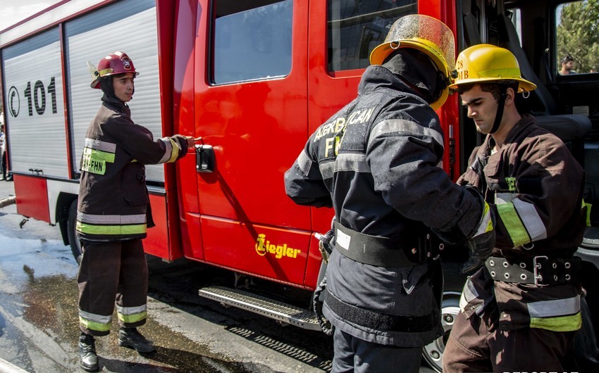 Sumqayıtda yaşayış binasında yanğın olub, sakinlər təxliyə edildi