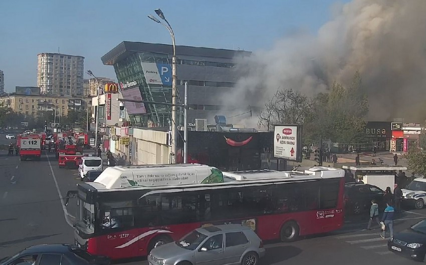 Bakıda ticarət mərkəzi yanır - yanğın ətrafdakı obyektlərə keçib - YENİLƏNİB