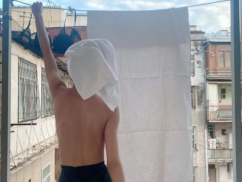 Eyvana lüt çıxan model canlı yayıma gəldi, dava düşdü - VİDEO