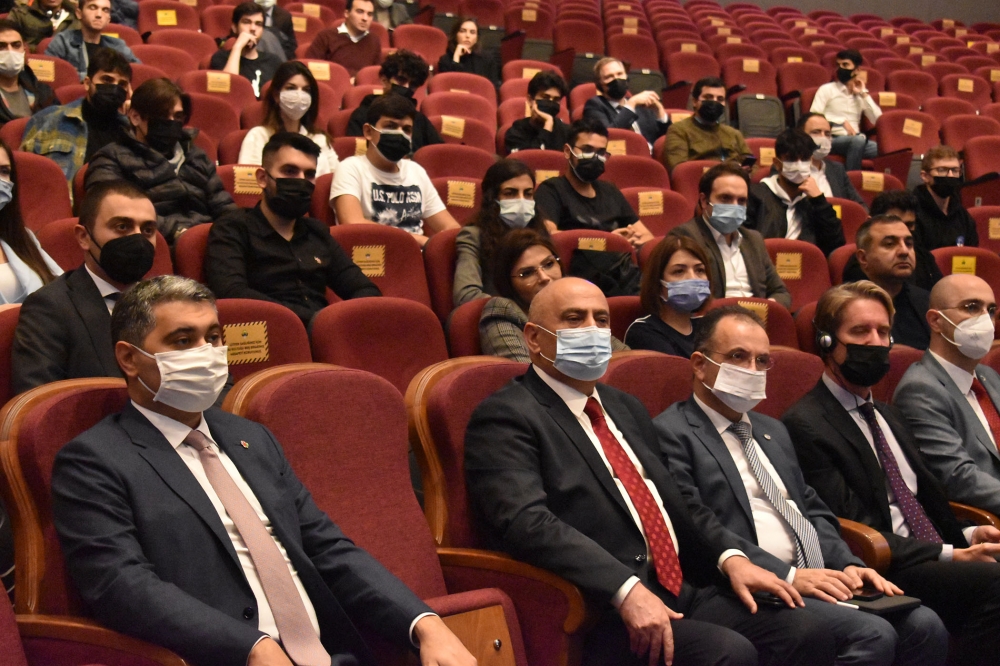 İstanbulda keçirilən konfransda Azərbaycanın Müstəqilliyinin Bərpası Gününün tarixindən danışılıb - FOTOLAR
