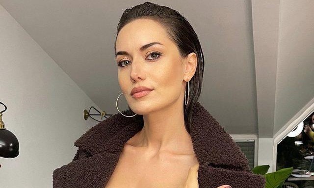 Fahriye Evcen geyimi ilə göz oxşadı – FOTOLAR