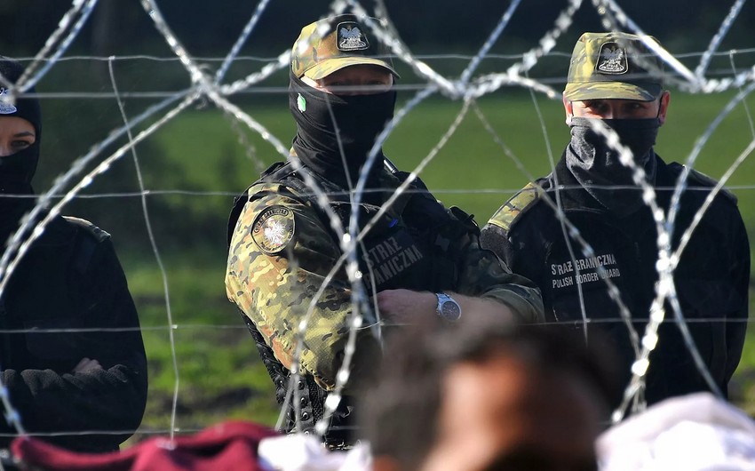 Polşa Belarusla sərhəddə əsgərlərinin sayı artırır