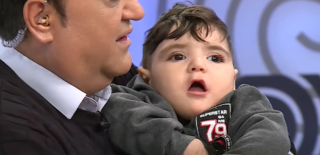 Bakıda ana canlı yayıma çıxıb, 2 gözü görməyən övladından imtina etdi - VİDEO