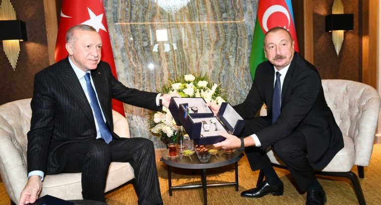 Prezident: "Yaxından çəkin, əziz qardaşım hədiyyə edib" - FOTOLAR