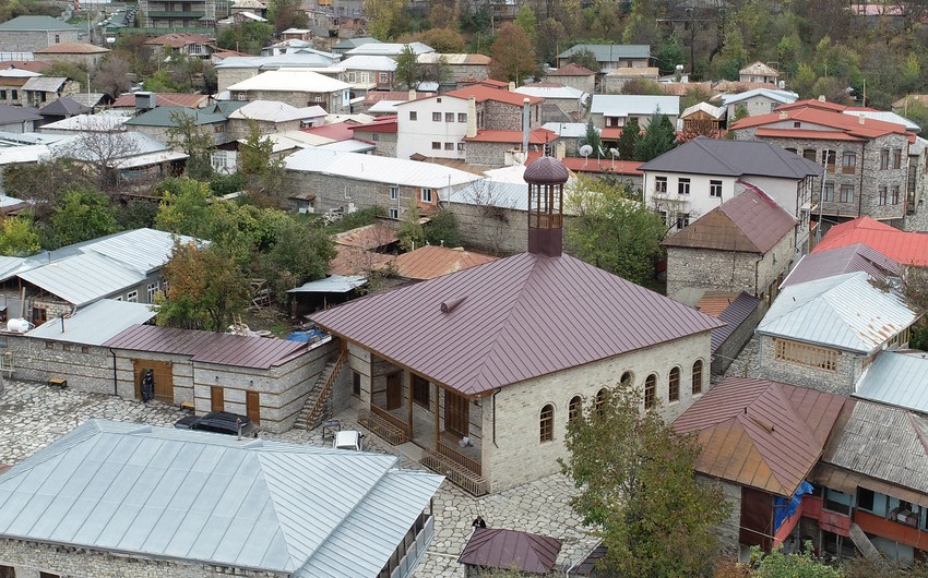 Prezident və birinci xanım Lahıcda məsciddəki bərpa-təmir işləri ilə tanış olublar