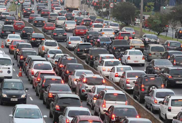Bakıda maşın maneəyə çırpıldı: Tıxac yarandı