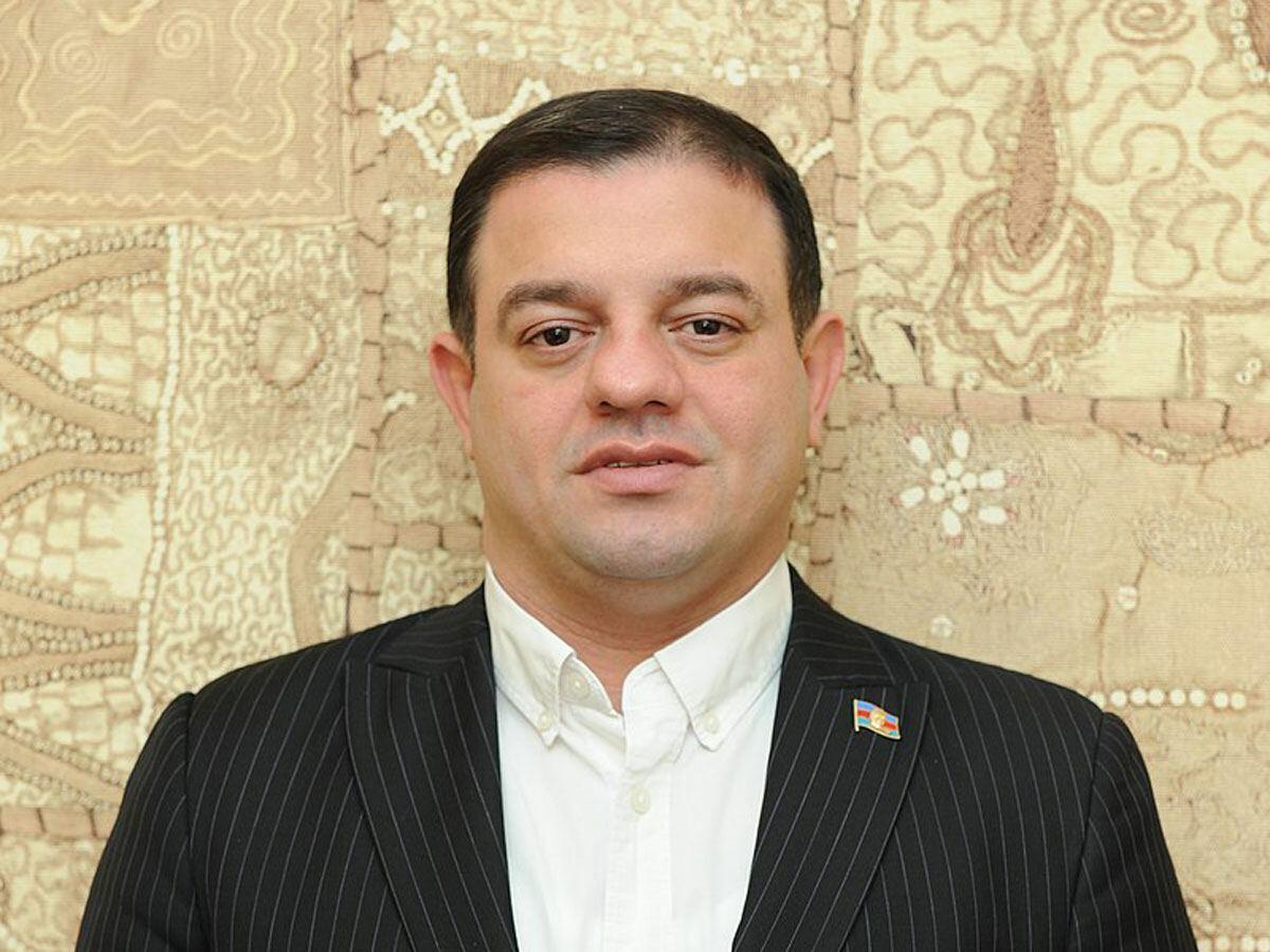 "Ata Abdullayev şantaj yolu ilə əldə etdiyi 2400 manatlıq telefonu 1800 manata mağazaya satıb"