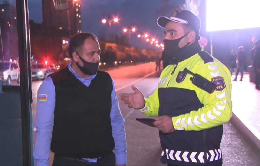 Polis maska taxmayan sürücünü avtobusdan düşürdü - VİDEO