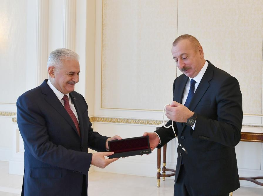 Binəli Yıldırım İlham Əliyevə təsbeh hədiyyə etdi - FOTOLAR