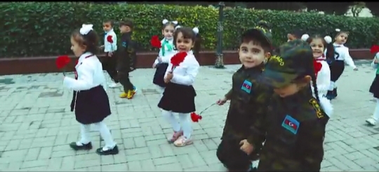Körpələr şəhid məzarları önündə "Xudayar təsnifi"ni oxudular - VİDEO