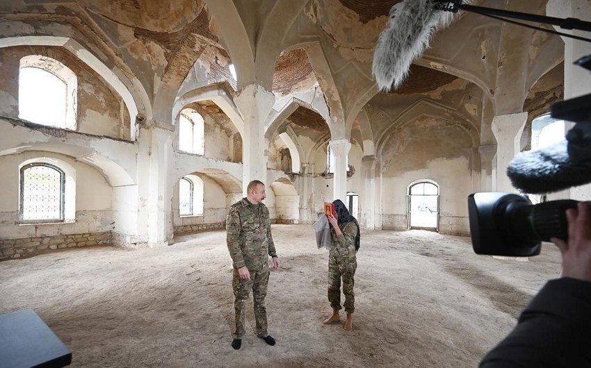 İlham Əliyev və Mehriban Əliyeva Aşağı Gövhər Ağa məscidində aparılan bərpa işləri ilə tanış olublar