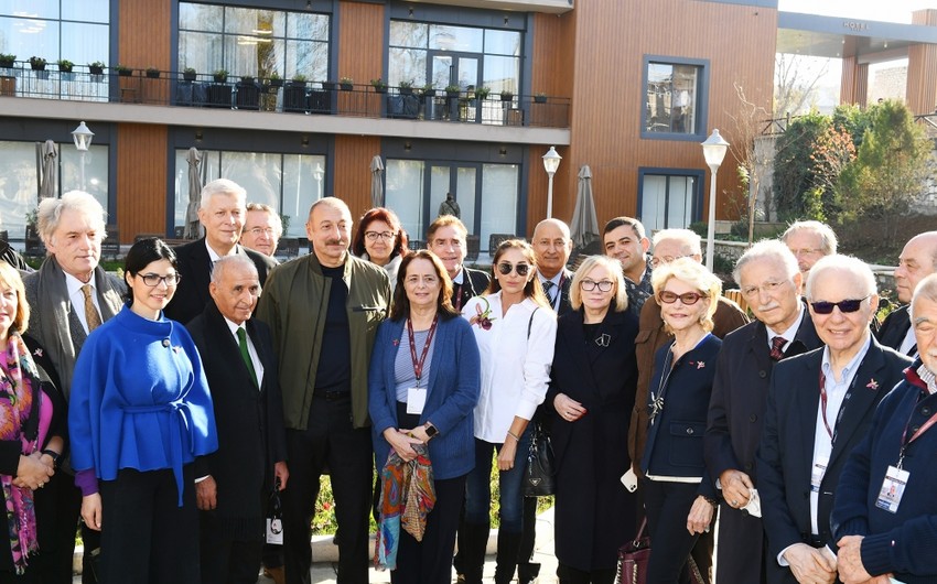 Prezident və birinci xanım VIII Qlobal Bakı Forumunun Şuşaya səfər edən iştirakçıları ilə söhbət ediblər - FOTOLAR