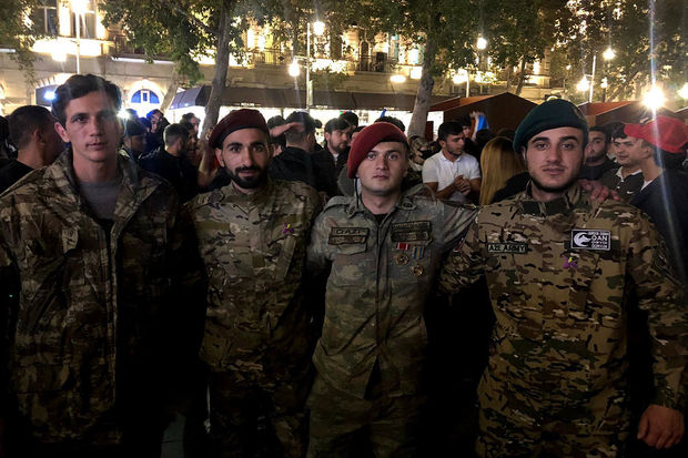 Paytaxt sakinlərinin Zəfər Günü sevinci – FOTO+VİDEO