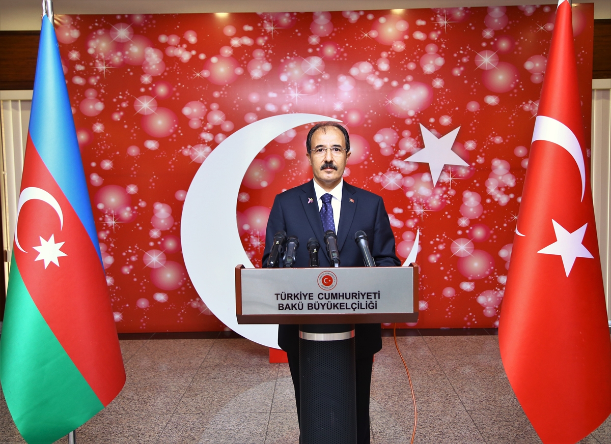 Cahit Bağçıdan bayram təbriki: “Dost gəlişi bayram olar” - FOTO
