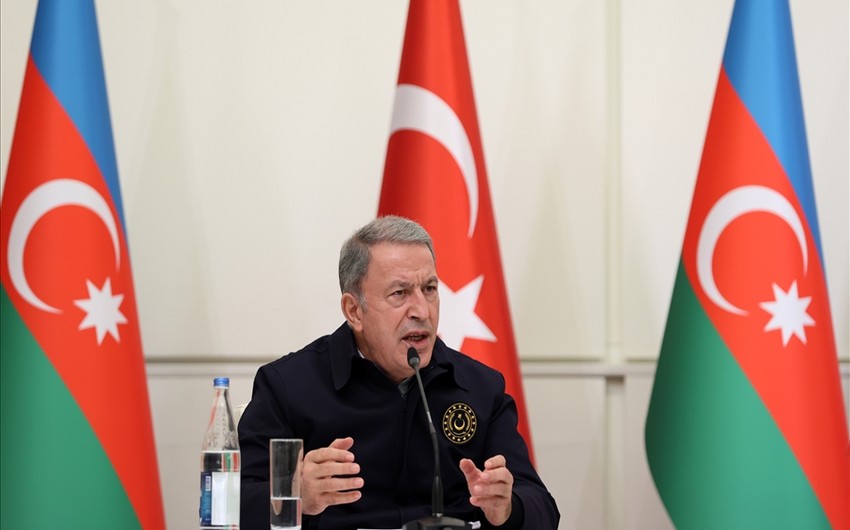 Hulusi Akar Azərbaycan Ordusunun şəhid baş leytenantından danışan zaman göz yaşlarını saxlaya bilmədi