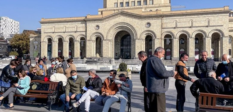 Hadrut və Şuşadan qaçan ermənilər İrəvanda hökumət binası qarşısında etiraz aksiyası keçirdi - FOTO