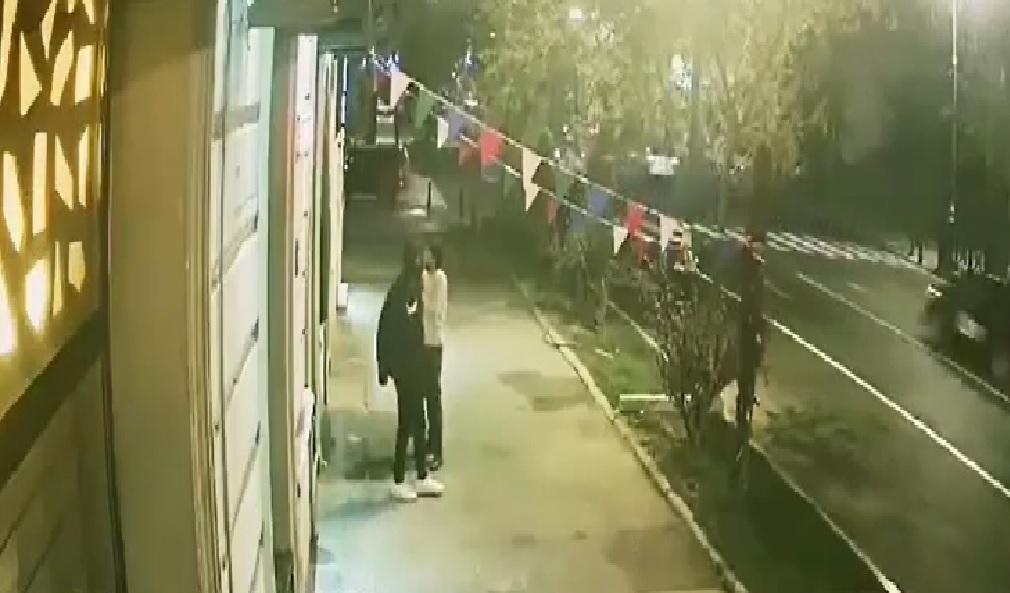 Bakıda restoranın önünə asılan bayrağı oğurladılar -VİDEO