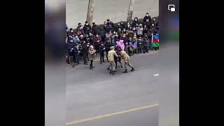 Zəfər yürüşündə təsirli görüntü - vətəndaş qazinin qarşısında diz çökdü - VİDEO