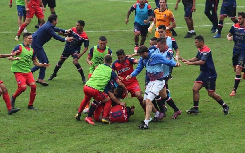 Azərbaycan çempionatında futbolçu hakimə yumruq atdı, təhqir etdi 