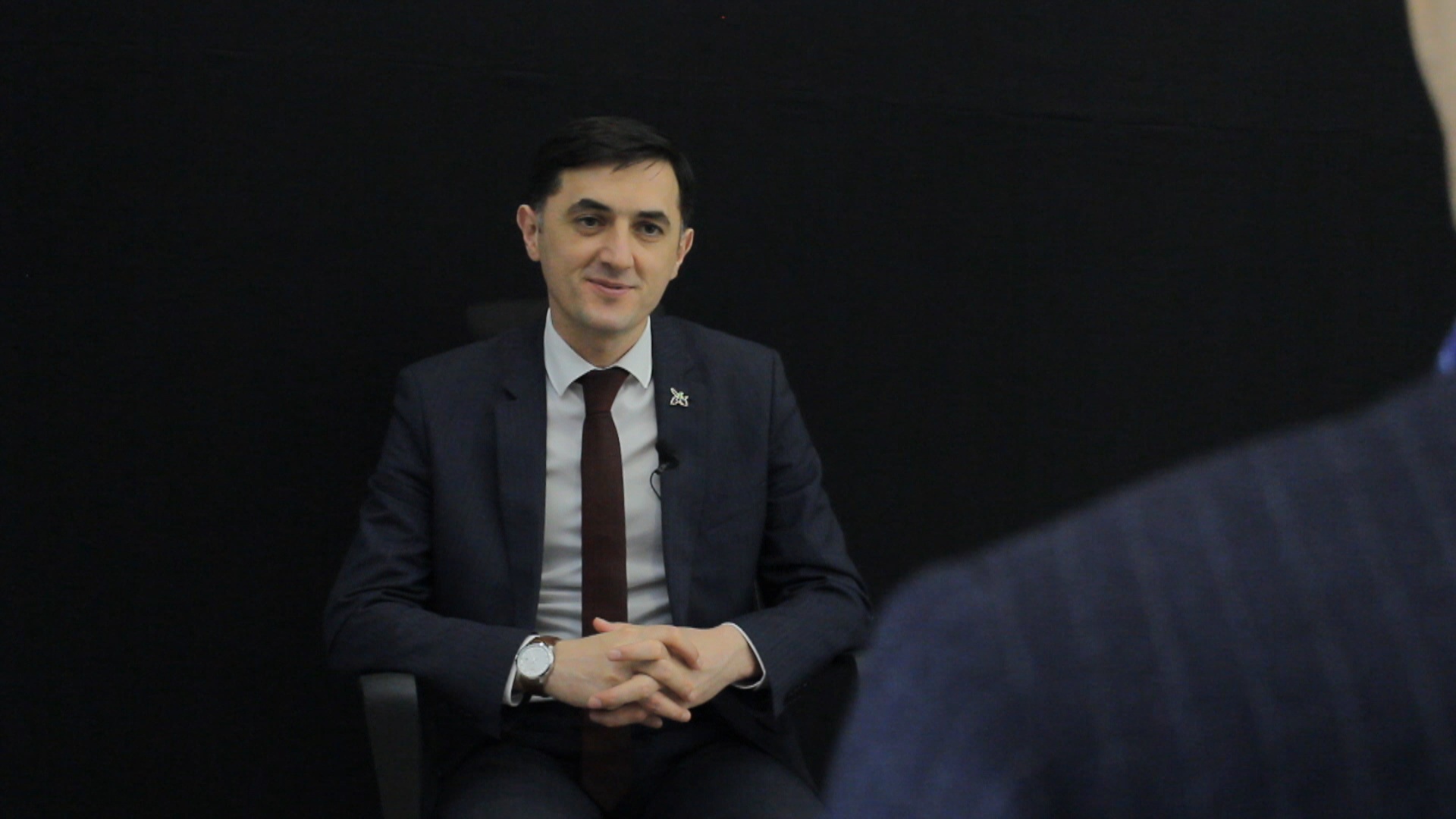 "Şəhid ailələrinin, qazilərin problemi qalıb, deputat öz problemindən danışır"
