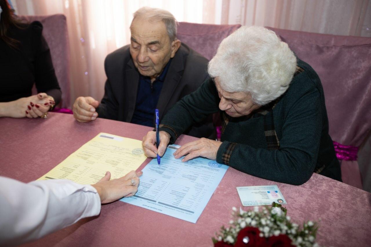Bakıda 87 yaşlı kişi 78 yaşlı qadınla evləndi - FOTO