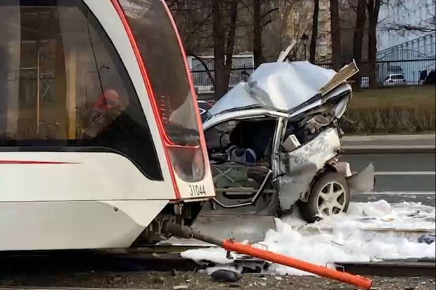Moskvada tramvay minik avtomobilini relsin üzərində sürüdü – ANBAAN VİDEO