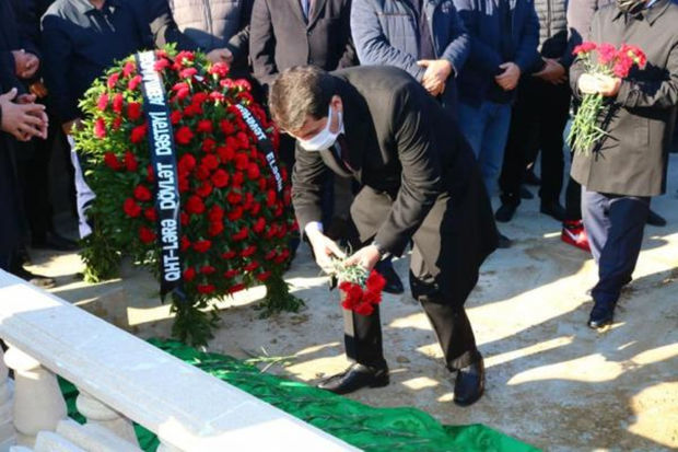 Əvəz Həsənov dəfn edildi - FOTO