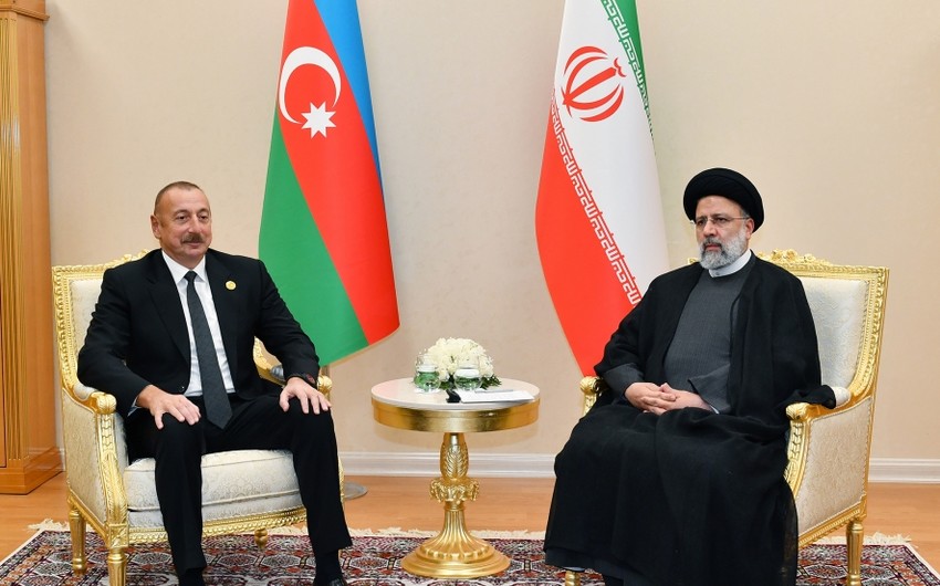 İlham Əliyev İranın dövlət başçısı ilə görüşdü