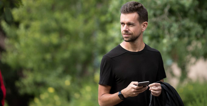 “Twitter”in direktoru istefa verdi: Səhmdarların planı baş tutdu
