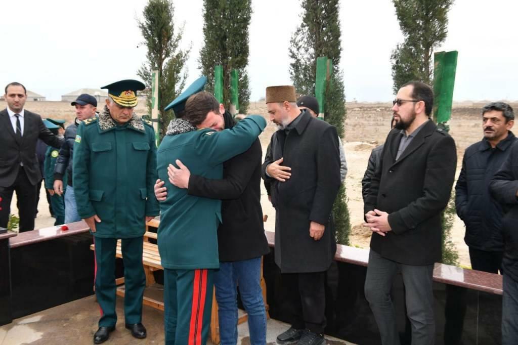 Elçin Quliyev şəhid hərbçilərin məzarlarını ziyarət etdi - FOTO
