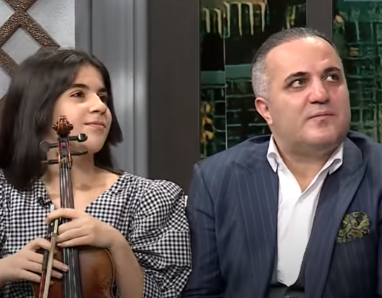 Qızını efirdə görən azərbaycanlı müğənni: “Sən burada nə gəzirsən?" - VİDEO