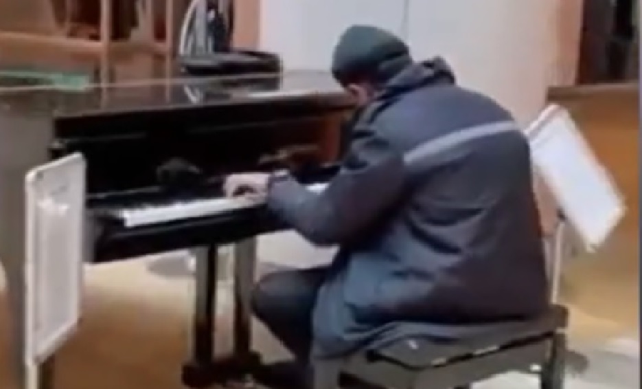 "Park Bulvar"da qeyri-adi olay: Mühafizəçi bu hərəkəti ilə hamını şoka saldı - VİDEO