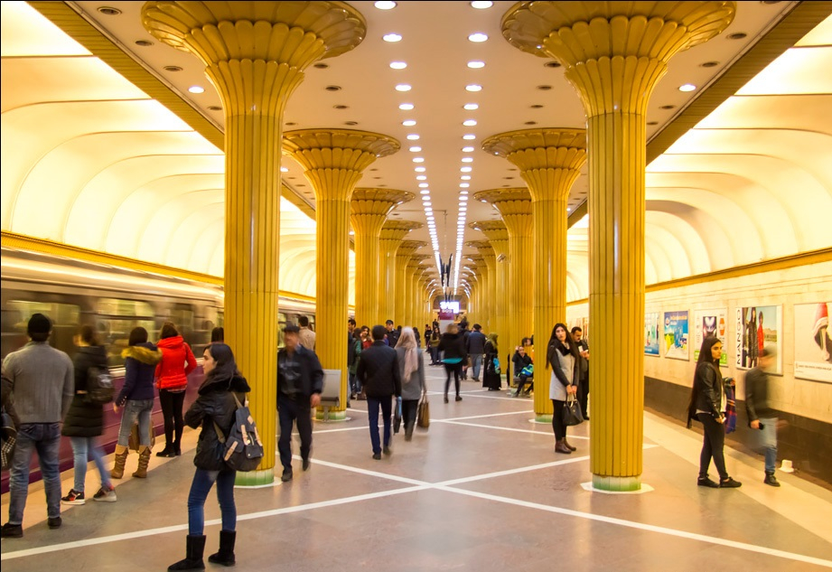 Metroda həyəcanlı anlar - Sərnişin stansiya yoluna düşdü