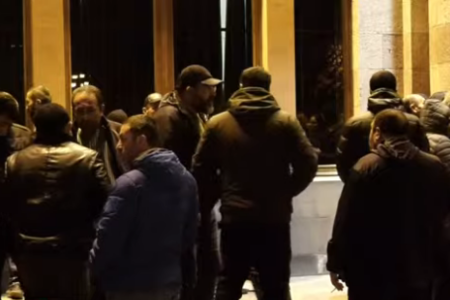 İrəvanda aksiya: valideynlər spikeri tələb edirlər