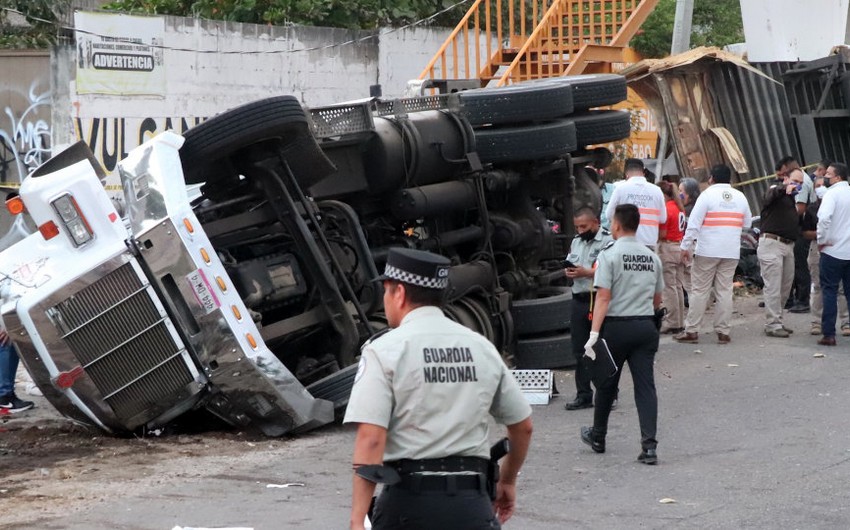Meksikada ağır yol-nəqliyyat hadisəsində ölənlərin sayı 55 nəfərə çatıb