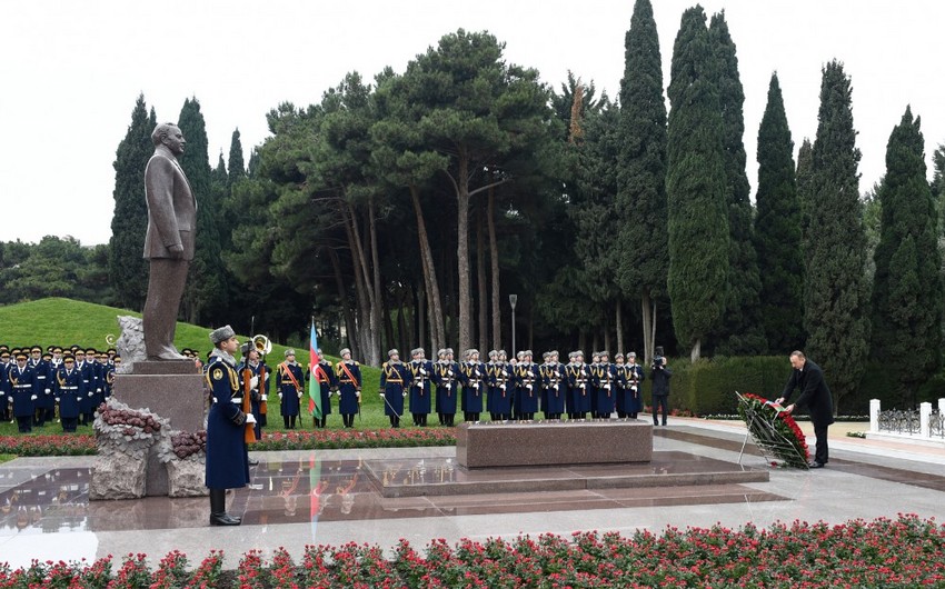 Prezident İlham Əliyev ümummilli lider Heydər Əliyevin məzarını ziyarət etdi