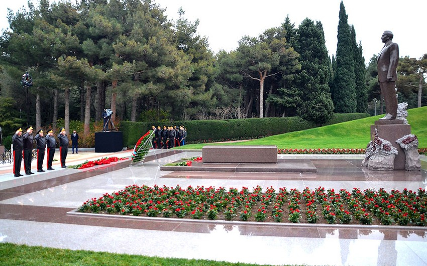 Azərbaycan Ordusunun generalları Heydər Əliyevin məzarını ziyarət etdi - FOTO