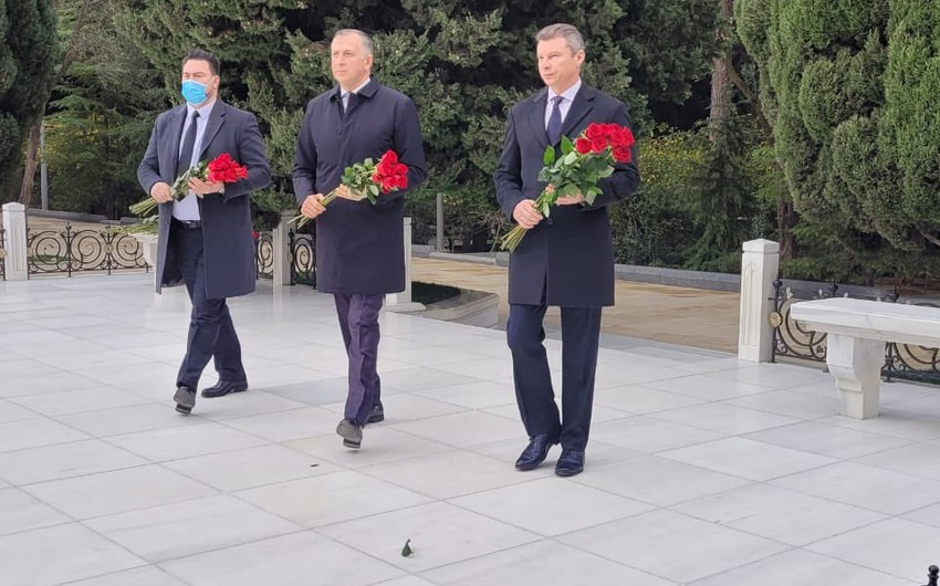 Ukraynanın Azərbaycandakı səfiri Heydər Əliyevin məzarını ziyarət etdi