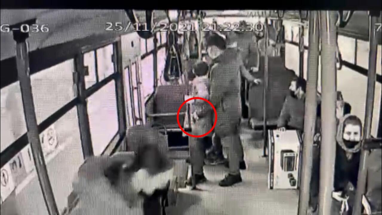 Bakıda yaşlı qadın avtobuslarda həmcinslərinin çantasına belə girirmiş - VİDEO