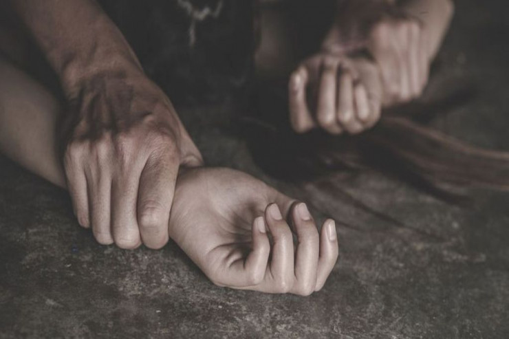Yıxılan qadına kömək etdi, evə gətirib zorladı