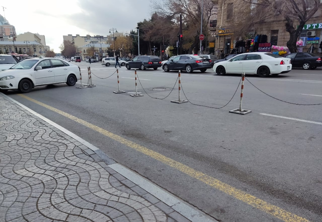Bakıda acınacaqlı vəziyyət: Yolu bağlayıb, heç kimi maşın saxlamağa qoymurlar - VİDEO