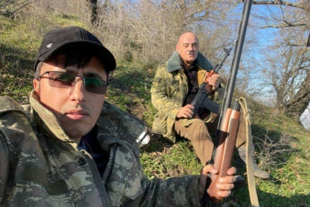 Silahla fotosu yayılan məmur işdən çıxarıldı