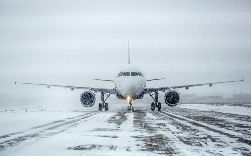 Yaponiyada güclü qar səbəbindən 100-dən çox aviareys təxirə salındı